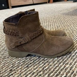 Teva booties-light brown